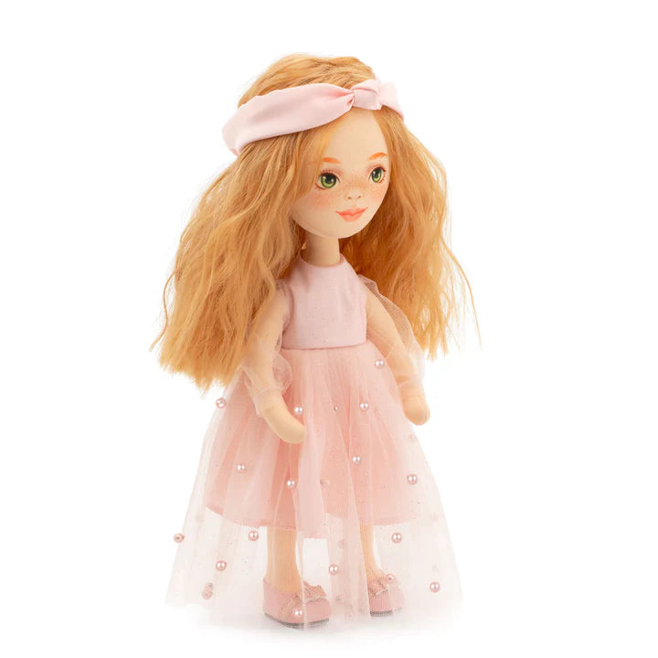 Sweet sisters Sunny in a light pink dress