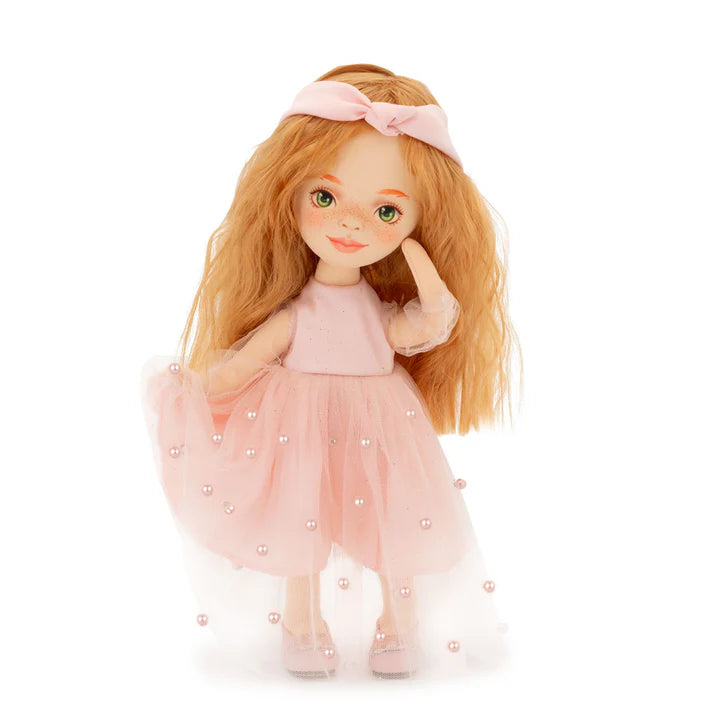 Sweet sisters Sunny in a light pink dress