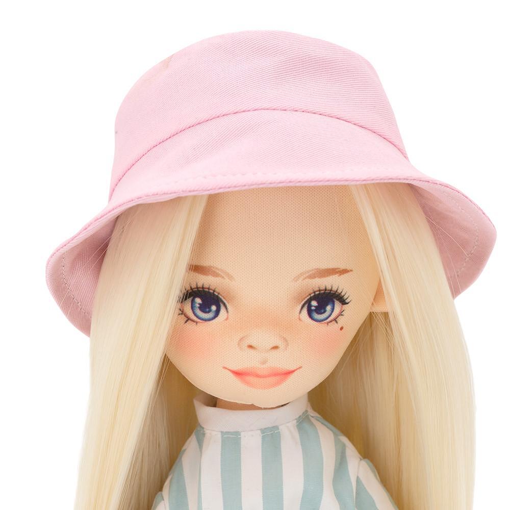 Sweet sisters Mia in a Stript jumpsuit